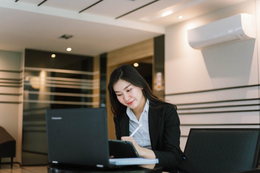 Dampak bekerja di ruangan tertutup terhadap kesehatan kulit dan cara mengatasinya