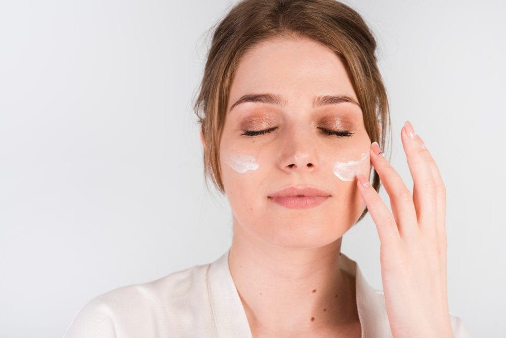 5 Cara Menggunakan Sunscreen Sebelum Makeup