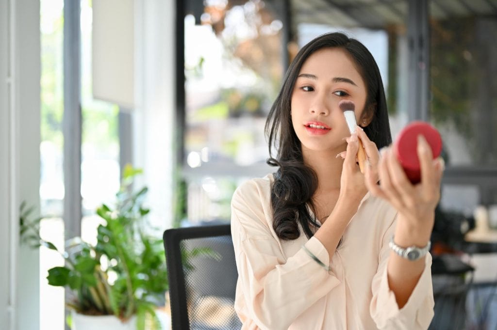 Cara Mencegah Makeup Luntur Saat Cuaca Panas